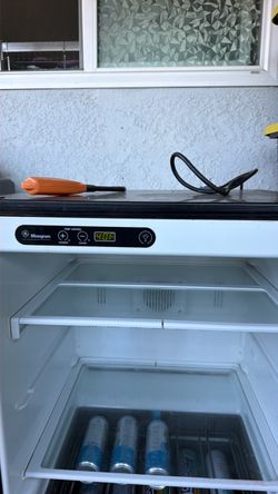Wine refrigerator