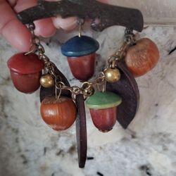 1940'S ACORN CARVED WOOD BROOCH MINT