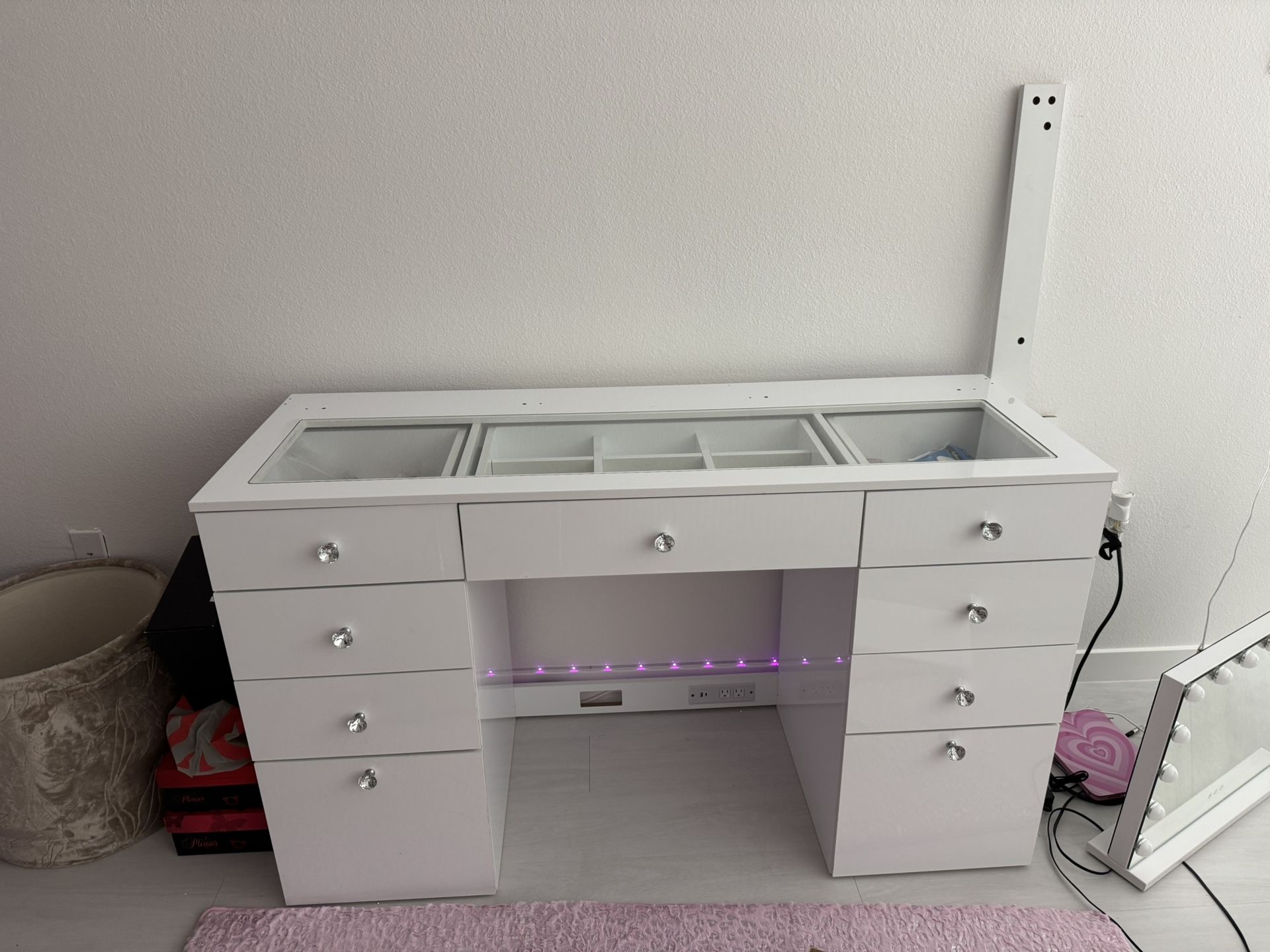 β¨ White Vanity with Storage β Like New! β¨