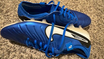 Soccer shoes