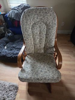 Wooden Rocking/Slider Chair - Callong all Mom's and Grandparents!