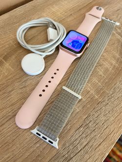 Apple Watch Series 6 – 40mm GPS (Rose Gold) Complete Bundle