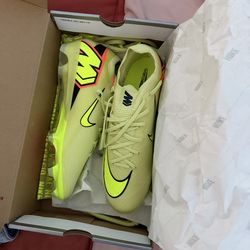 Soccer shoes