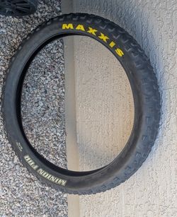 Maxxis Minion 26x4.00 Fat Tire.