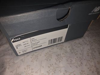 KIDS GREY & BLACK NEW BALANCE 9060- SIZE 8