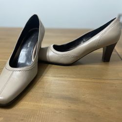Women’s Etienne Aigner Women's Tan and Cream pumps heels size 7.5