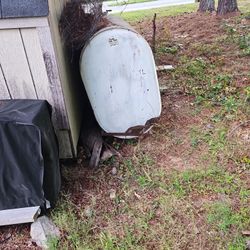 Clean  275 Gallon Drun , No Rust Sitting On A Rusty  Frame,  That The Rust YOU See