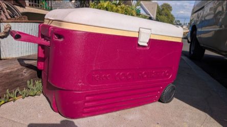 Vintage Igloo Roller 70 Quart Cooler Large Ice Box Chest Drink Storage Retro Read