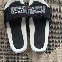 MENS LACOSTE SLIDE IN SANDALS IN A BLACK AND WHITE US SIZE 8 BRAND NEW BUT NO BOX