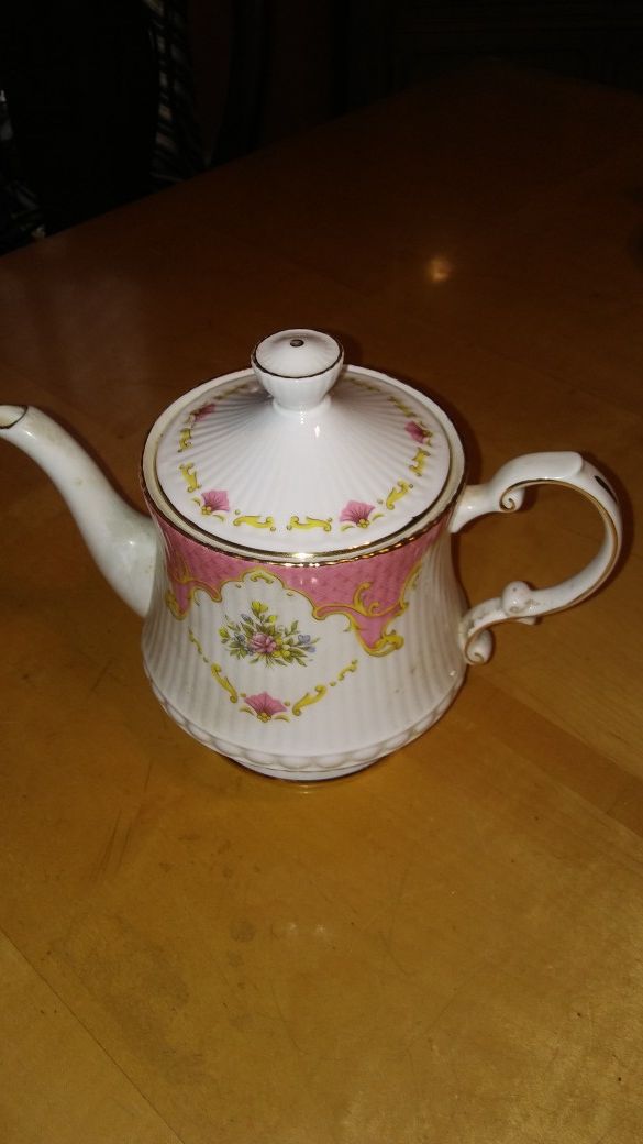 POTT CHATSWORTH "ELIZABETHAN" FINE BONE CHINA TEAPOT FROM ENGLAND. MUST PICK UP PLEASE. THANK YOU!!