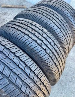 265/70/17 Michelin vendo un set de llantas usadas excelente condiciones de vida las 4 ✅🤩I am selling a set of used tires, all 4 in excellent living c