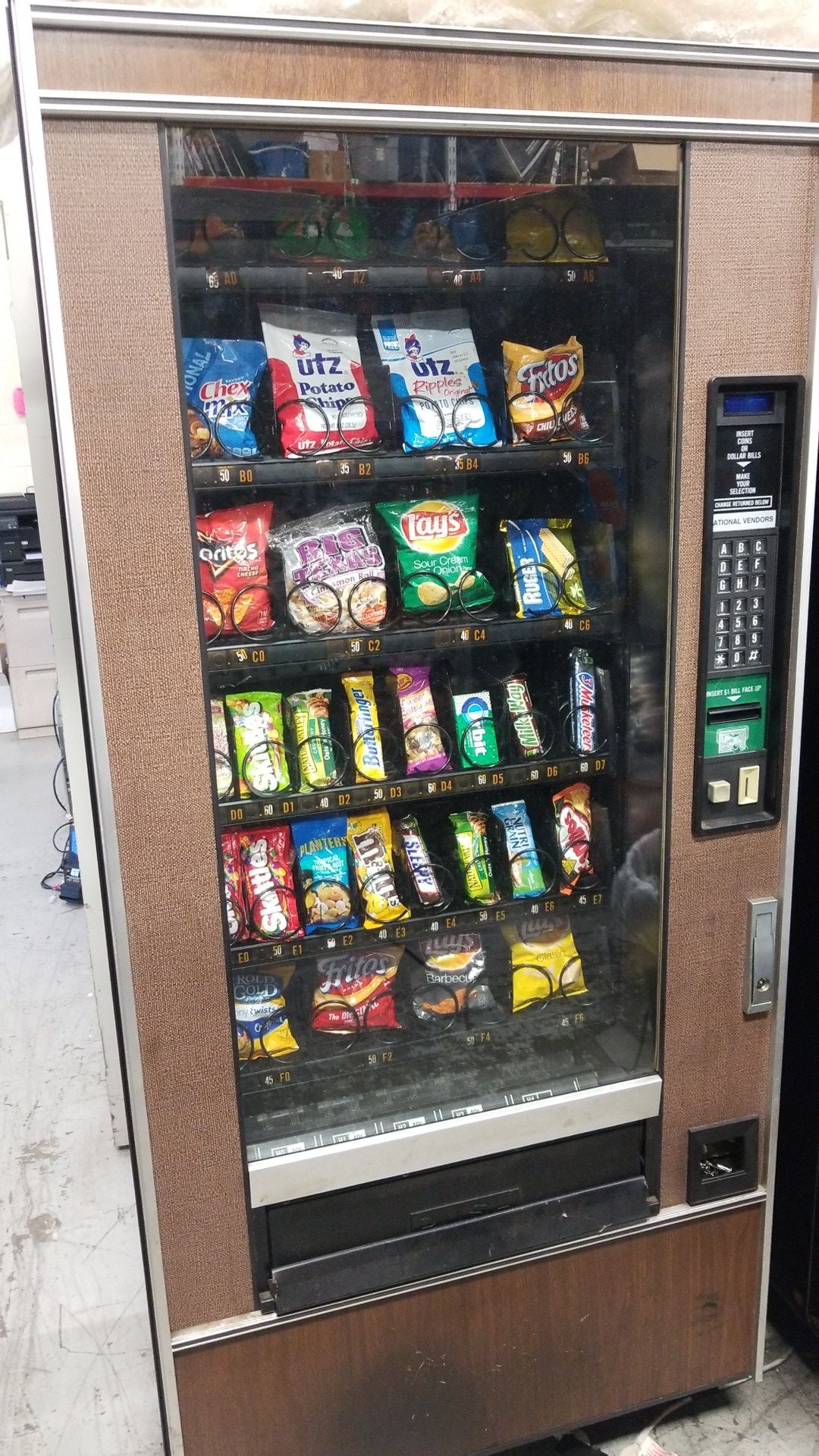 Snack vending machine fully working