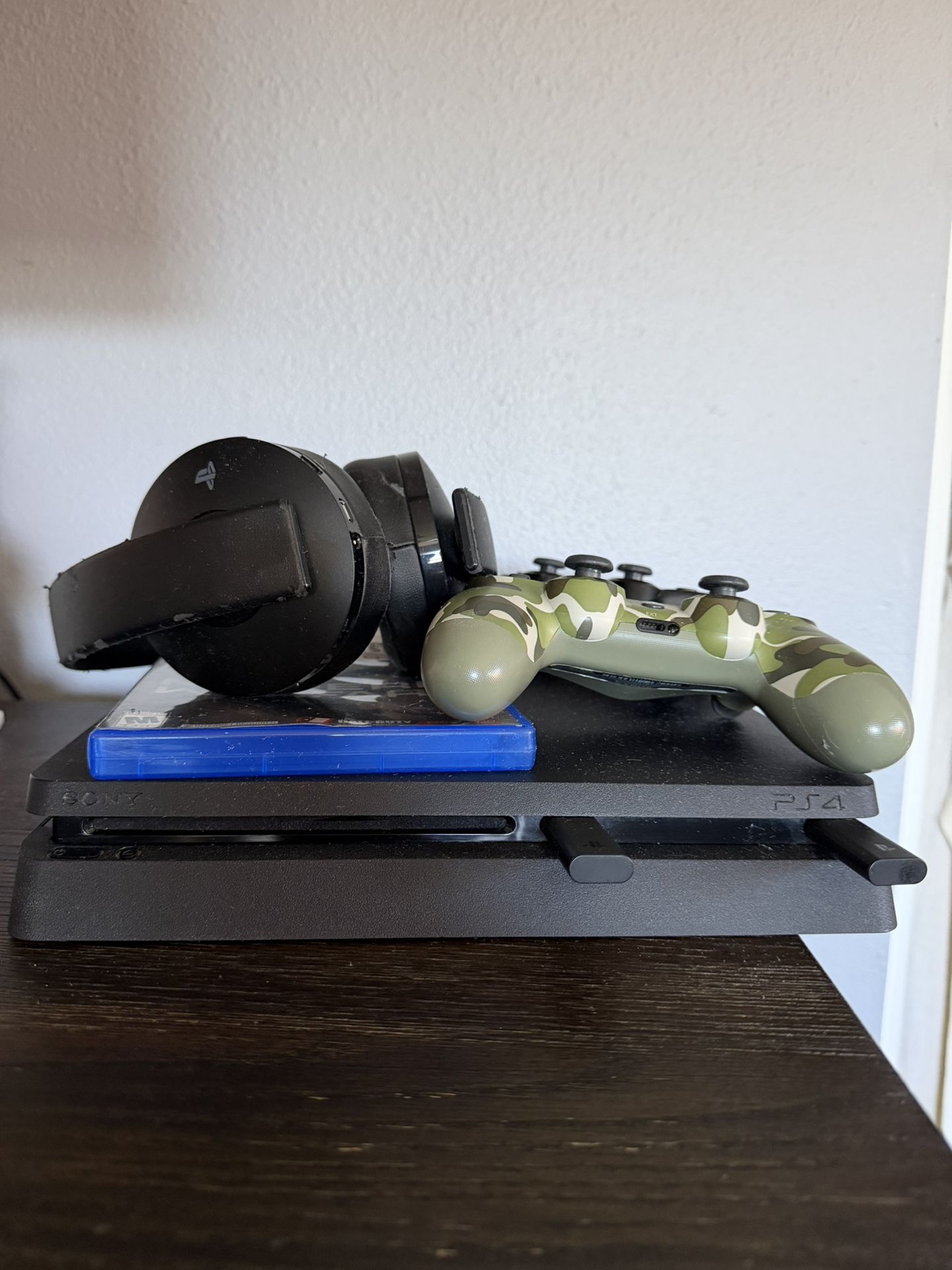 PS4 Slim , 2 Wireless Controllers, Wireless Headset, COD modern Warfare