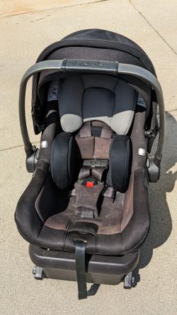 Nuna Pipa Lite LX Car Seat with Base