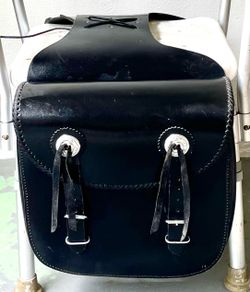 Leather motorcycle saddlebags