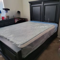 NEW QUEEN-SIZE PILLOW TOP MATTRESS AND BOX SPRING 💤