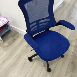 Blue Mesh Ergonomic Office Chair – Adjustable & Comfortable