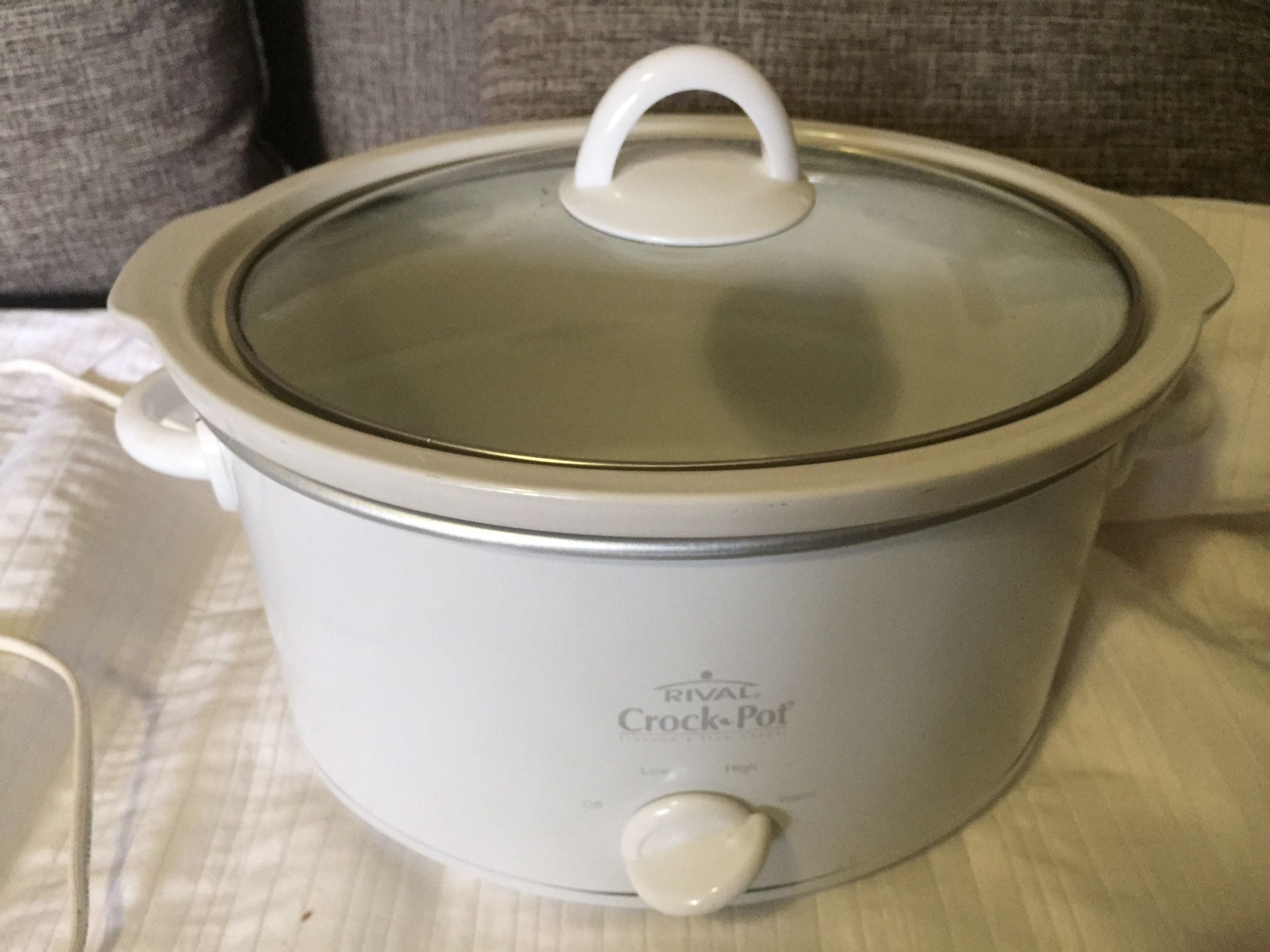 Crock pot 4 qt size slow cooker in like new condition