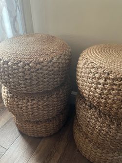 6 rope chairs. Can be used indoors or outside