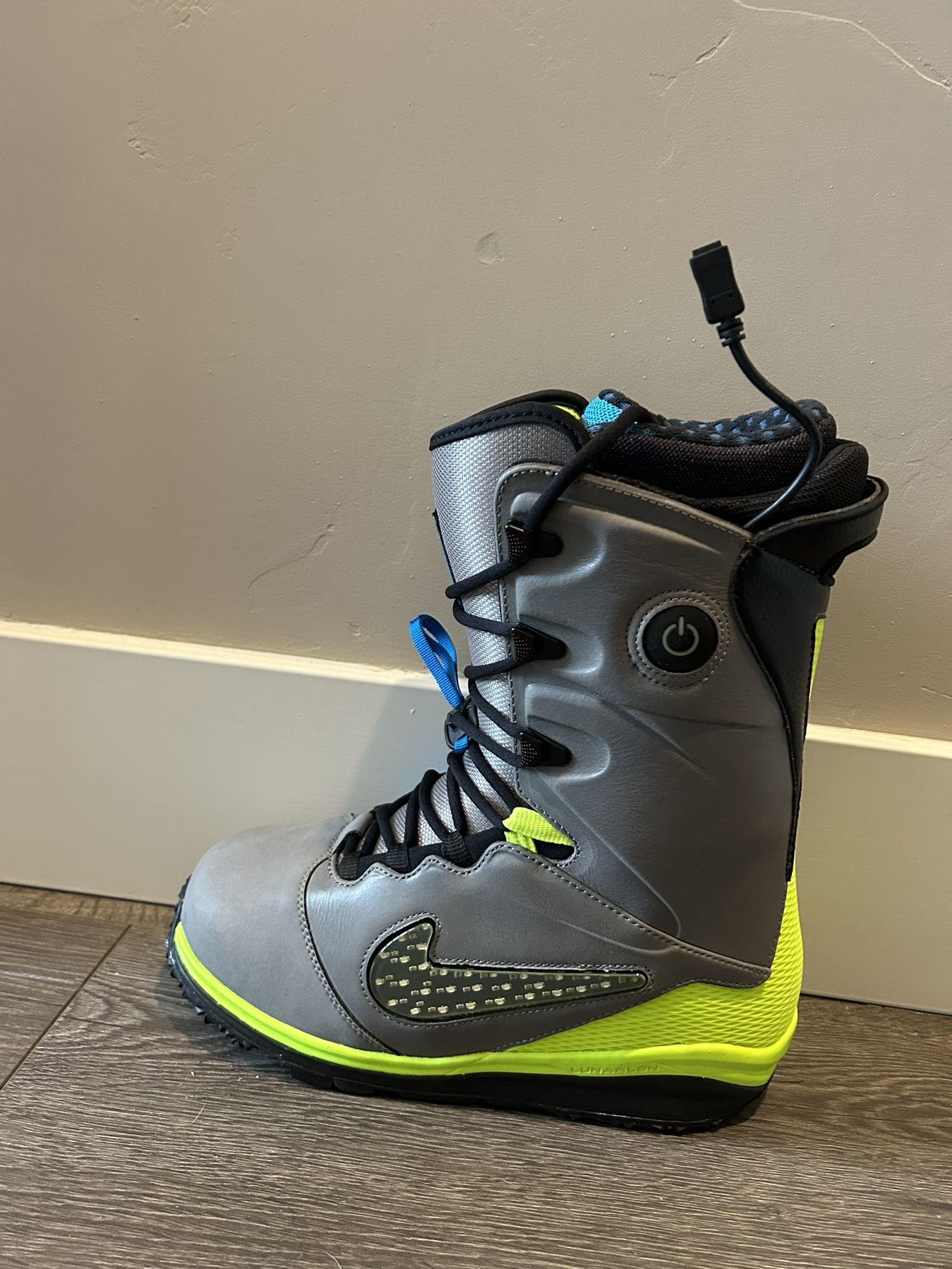 Nike snowboarding Lunarendor Special Olympic Light Up