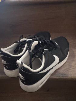 Nike Air women’s athletic shoes in black and white