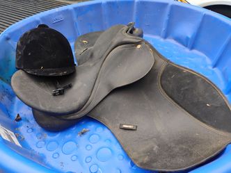Leather saddle and riding Helmut
