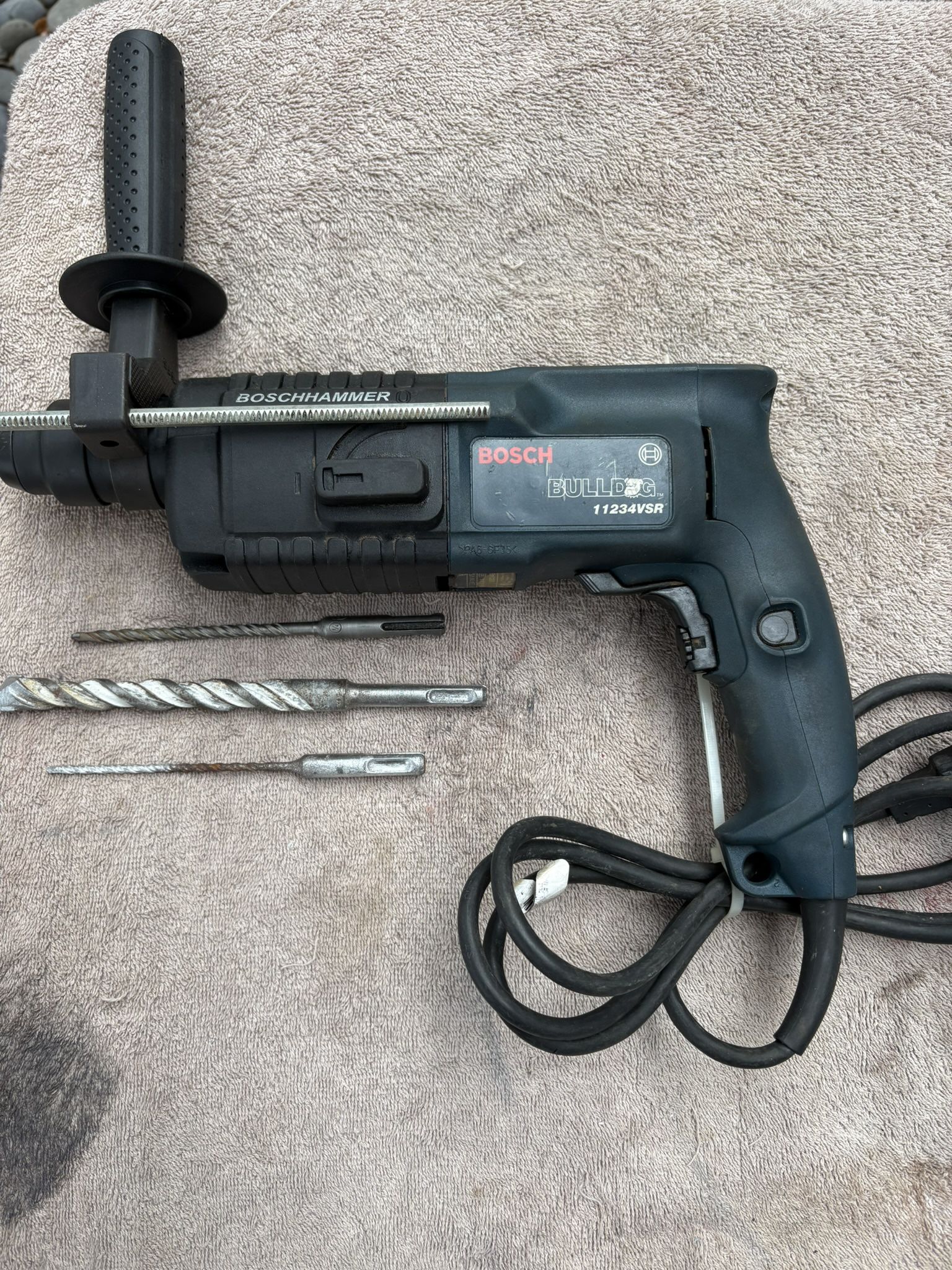 BOSCH BULLDOG SDS PLUS ROTARY HAMMER DRILL-11234VSR-Like New-Side Handle/Depth Guide, SDS Plus Bits, 8’ Cord