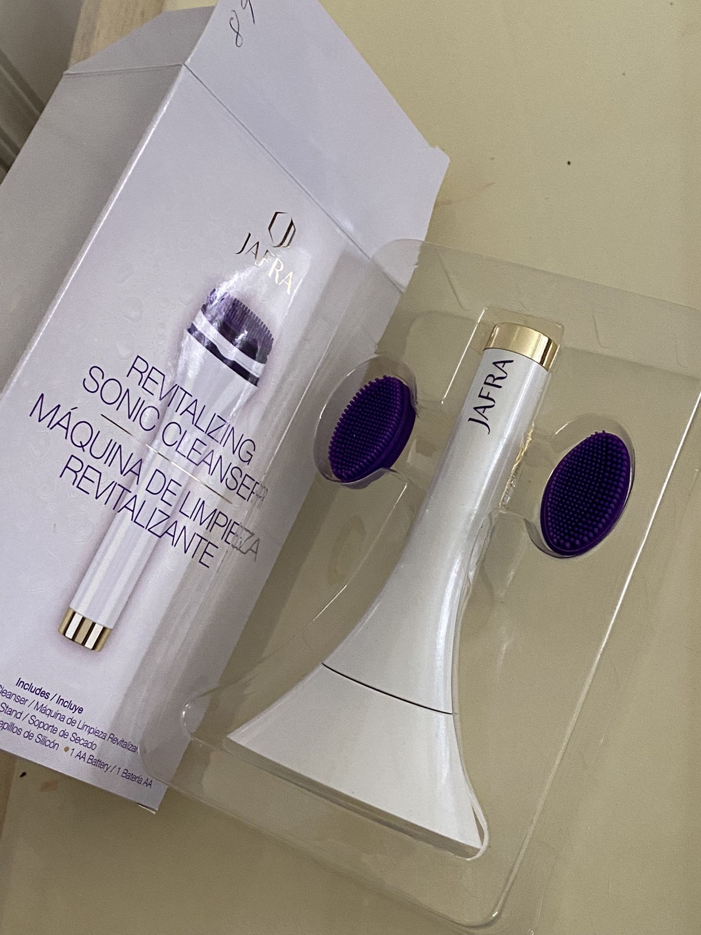 JAFRA REVITALIZING SONIC CLEANSER