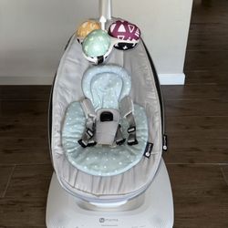 4moms RockaRoo with Machine Washable, Reversible Design MamaRoo infant insert in Color Mint     OBO