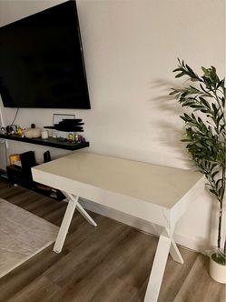 white table/desk