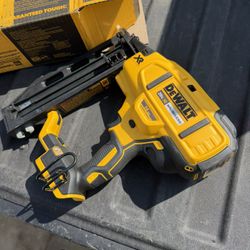 DEWALT 20V MAX XR 16-Gauge Lithium-Ion Cordless Finish Nailer (Tool Only