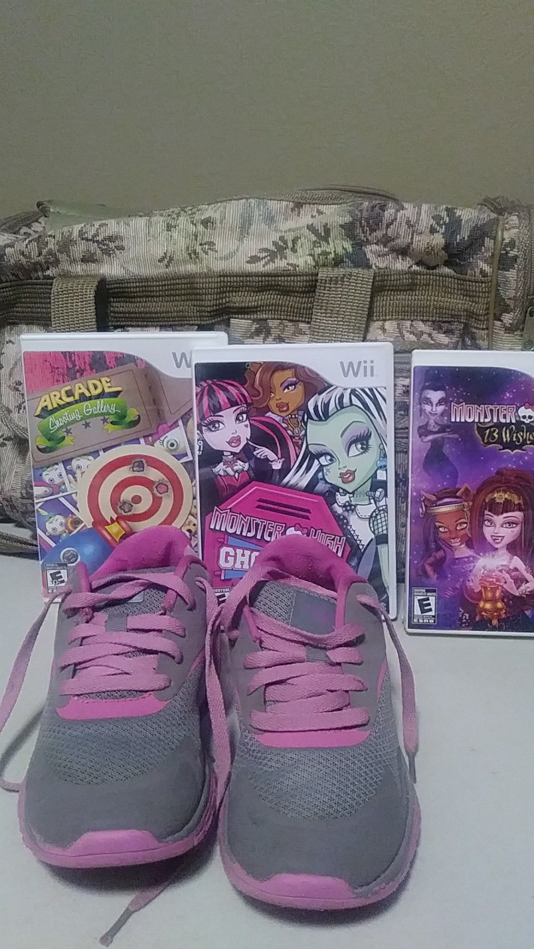 3 NINTENDO WII GAMES , BAG AND SHOES