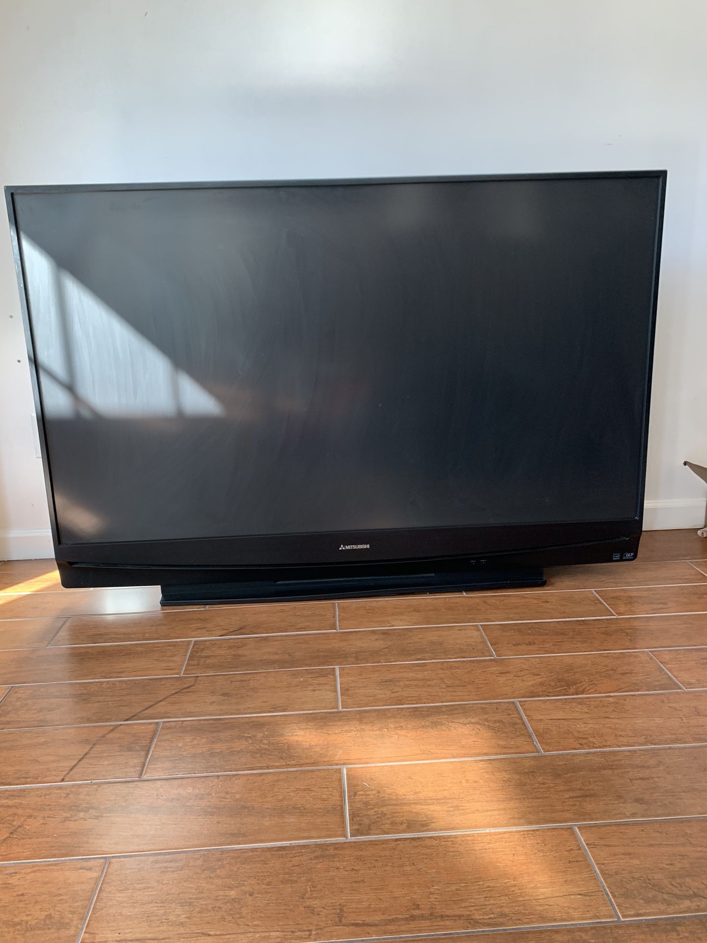 Mitsubishi 60 inch Tv