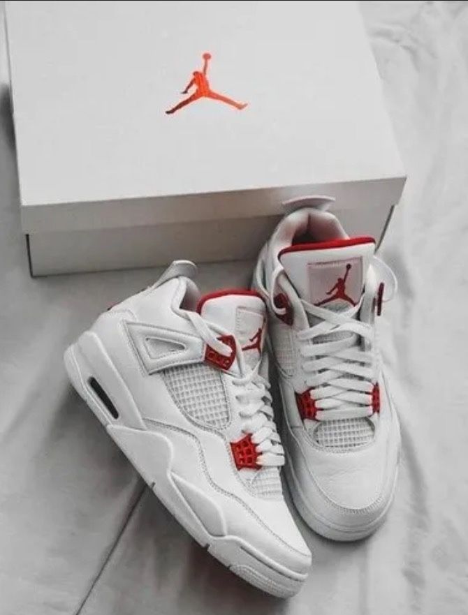 Jordan 4 Metallic