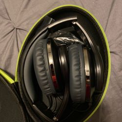 Headphones with case, works with PS4, Xbox, and Computer (not Bluetooth) also has a charger