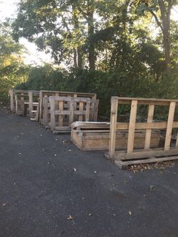 FREE WOOD PALLETS