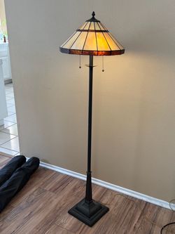 Standing tiffany lamp