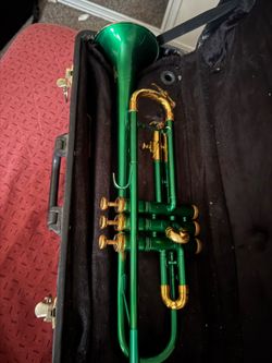 Trompeta modelo “King 600” en venta solo detalles de pintura no golpes $300 para que se vaya