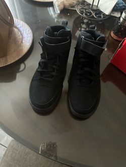 Black nike tennis shoes for woman or men