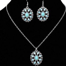 Beautiful Three-Piece Turquoise Necklace, And Earrings Set. New.