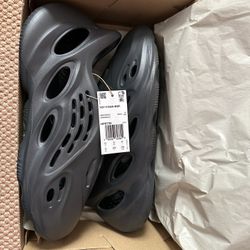 DS Yeezy Foam RNR SIZE 11 and 3y