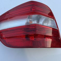 Replacement 2007 Mercedes Benz ML500 - Driver Side Halogen Tail Light, 
