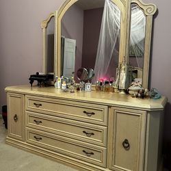 King Bedroom Set (Bed, Mirrored Dresser, Night tables x2) 