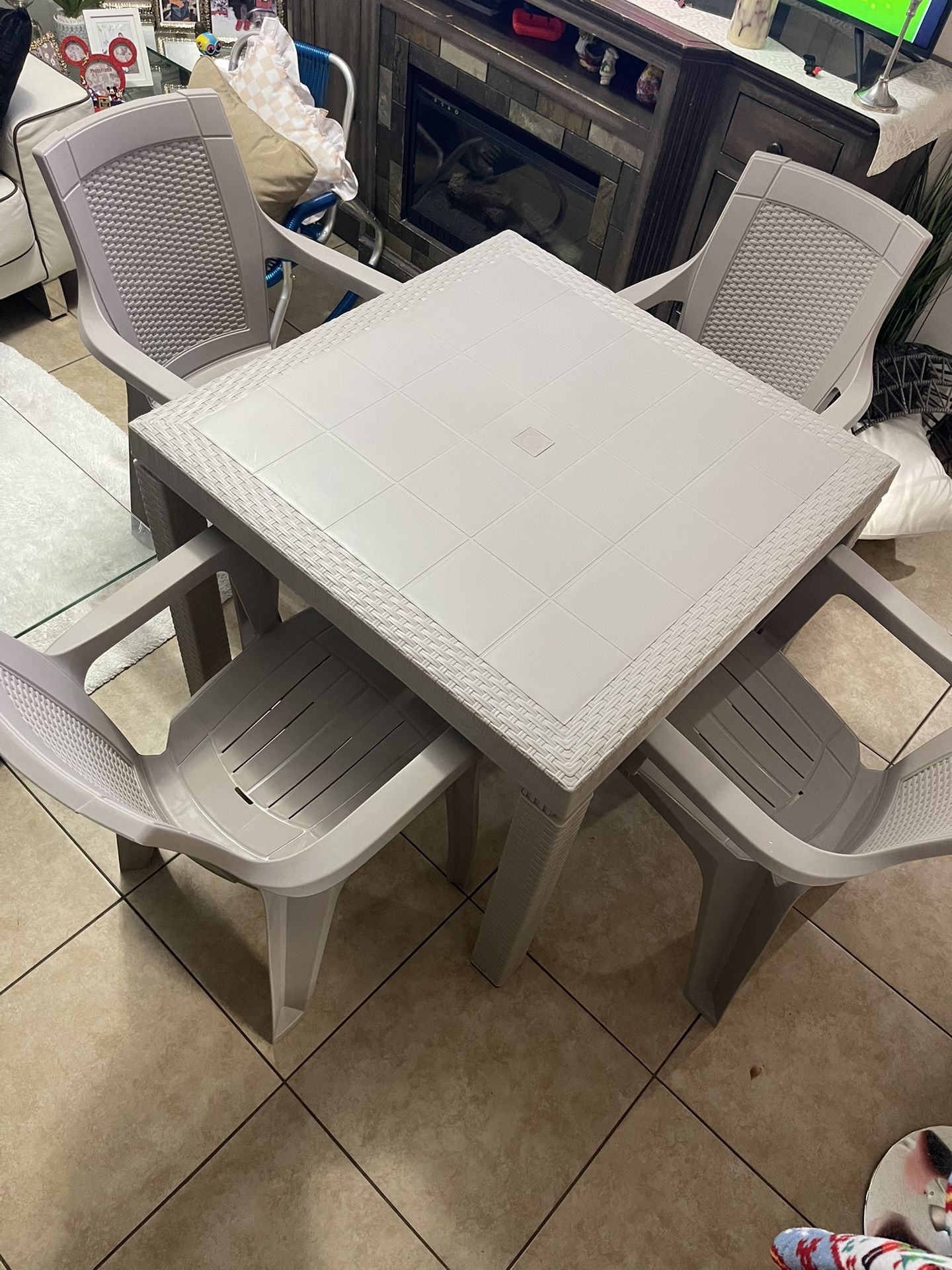 Mesa Plástica Con 4 Sillas Neva