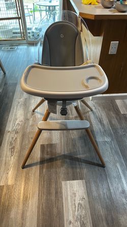 Munchkin 360° Cloud High Chair – Excellent Condition – $90