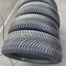 225/60/18 Vendo Un Set De Llantas Marca Michelin Con Un 80% De Vida Las 4 