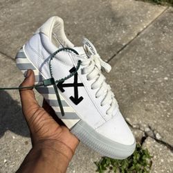 Off White Canvas Sz 42 Grey & White
