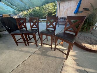 Set of 4 Wooden Bar Stools with Cushioned Seats