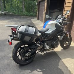 BMW F800R 2011 motorcycle