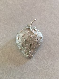 Silver strawberry Fashion pin